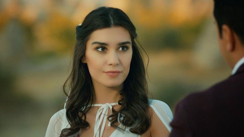 Burcu Kıratlı kimdir?