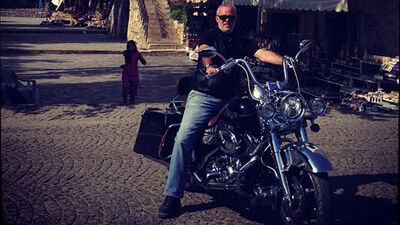 Ünlü turizmci motosiklet kazası geçirdi