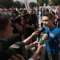 Mikrofonlar bir anda ona döndü!