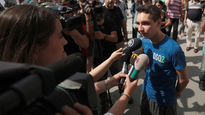 Mikrofonlar bir anda ona döndü!