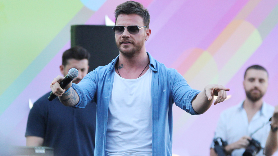 Ünlü şarkıcıya büyük şok!