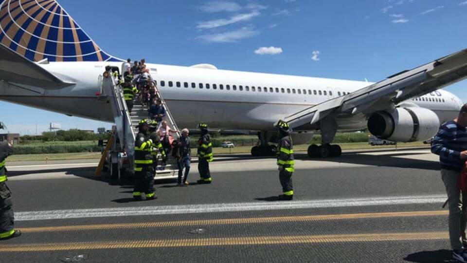 İnişte tekerlekleri patladı, faciadan dönüldü