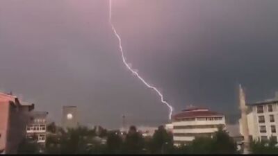 Sivas'ta düşen yıldırım evi kül etti!