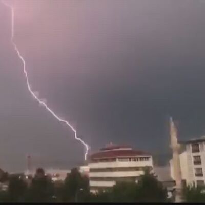 Sivas'ta düşen yıldırım evi kül etti!