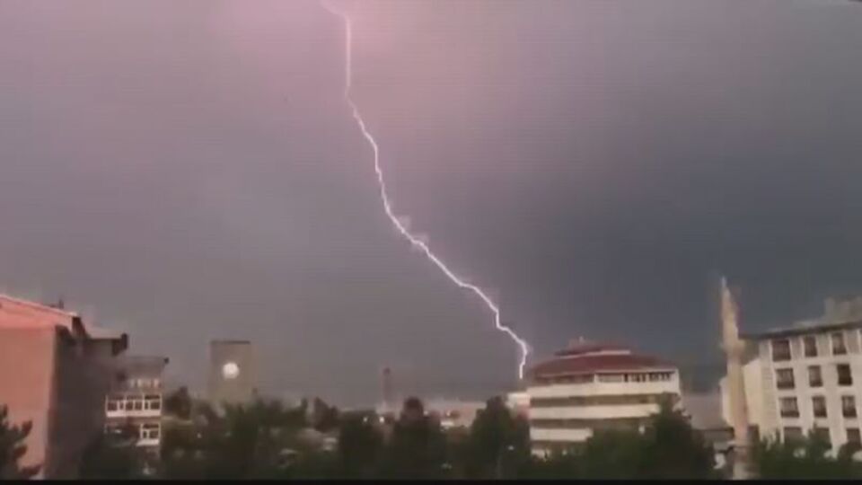 Sivas'ta düşen yıldırım evi kül etti!