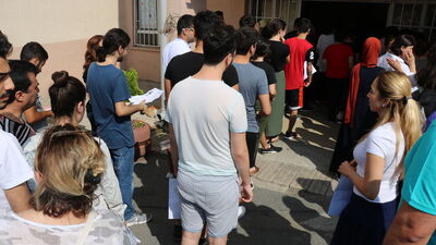 Kimliğini unuttuğu için sınava giremeyen öğrenciye anne azarı!