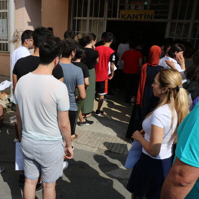 Kimliğini unuttuğu için sınava giremeyen öğrenciye anne azarı!