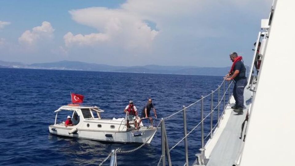 Tekneleri arızalandı, Sahil Güvenlik kurtardı