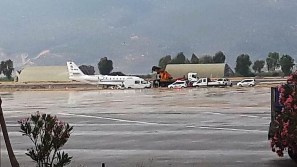 Uçak pistten çıktı... Havalimanı ise uçuşlara kapatıldı