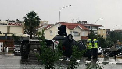 Kıbrıs'ta yaz yağmurları araçları devirdi