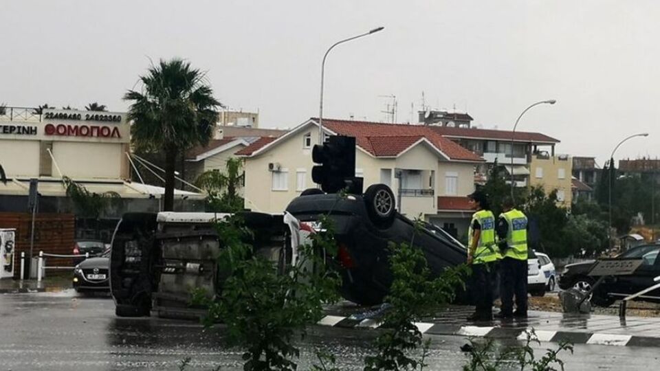 Kıbrıs'ta yaz yağmurları araçları devirdi