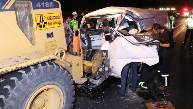 Minibüs, iş makinesine çarptı: 7 yaralı