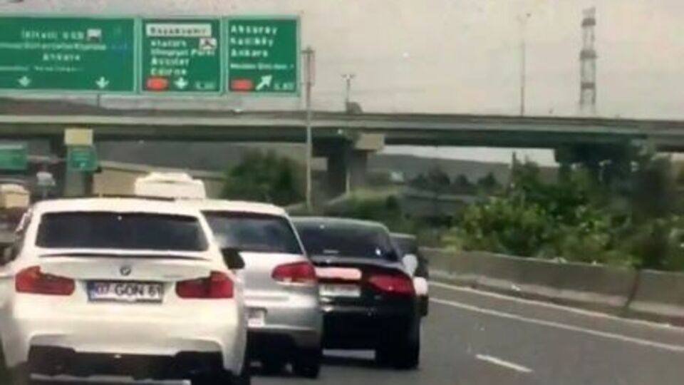 Çok acayip görüntü! Birbirlerinin üzerine kırdılar