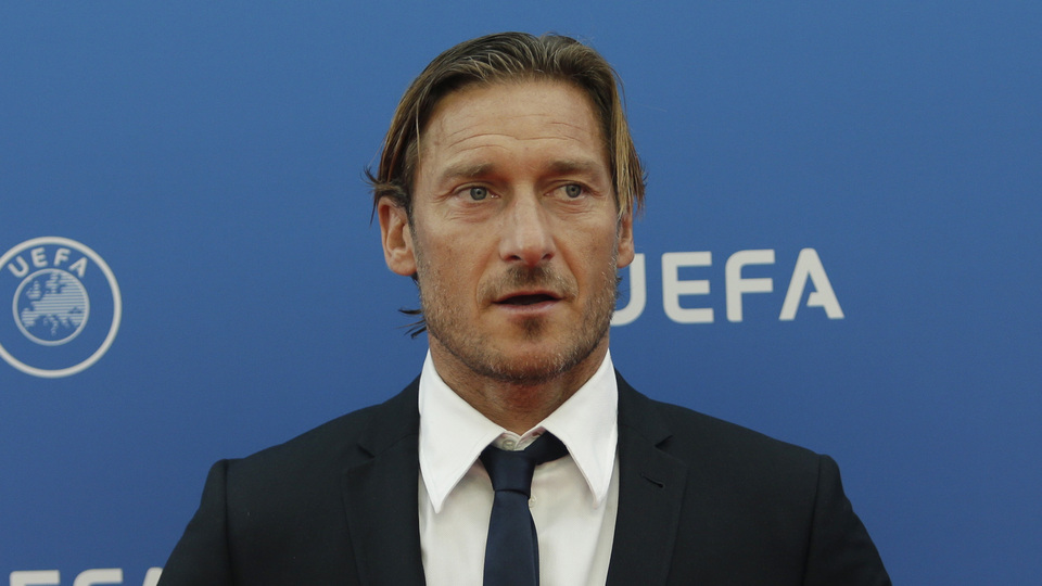 Totti, Roma'daki görevinden ayrıldı