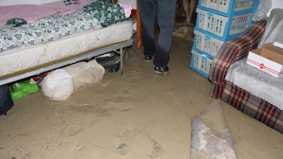 Aniden bastırdı! Cadde ve sokaklar göle döndü