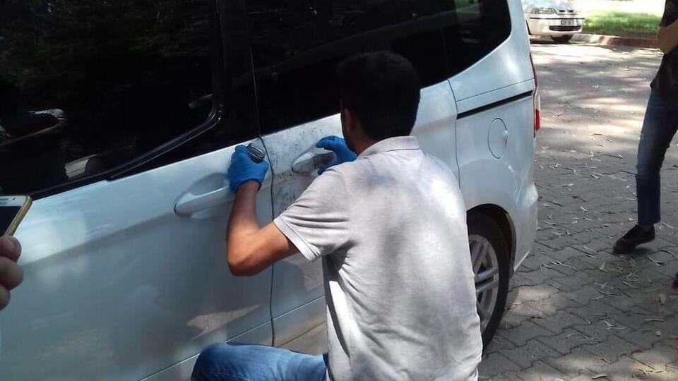 Hırsızlar, gazinin aracını soydu!