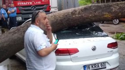 Bursa'da şiddetli rüzgar araçları devirdi