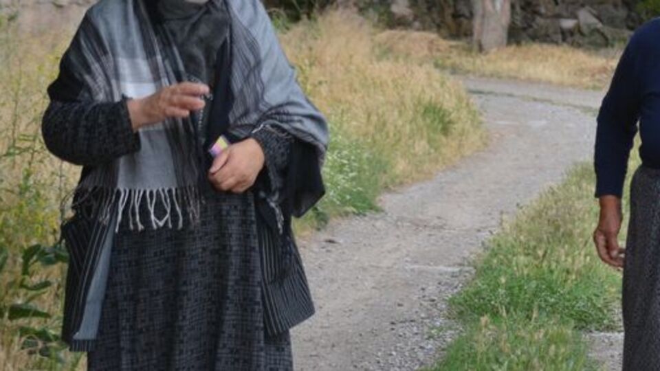 Mahalleli maske ile geziyor!