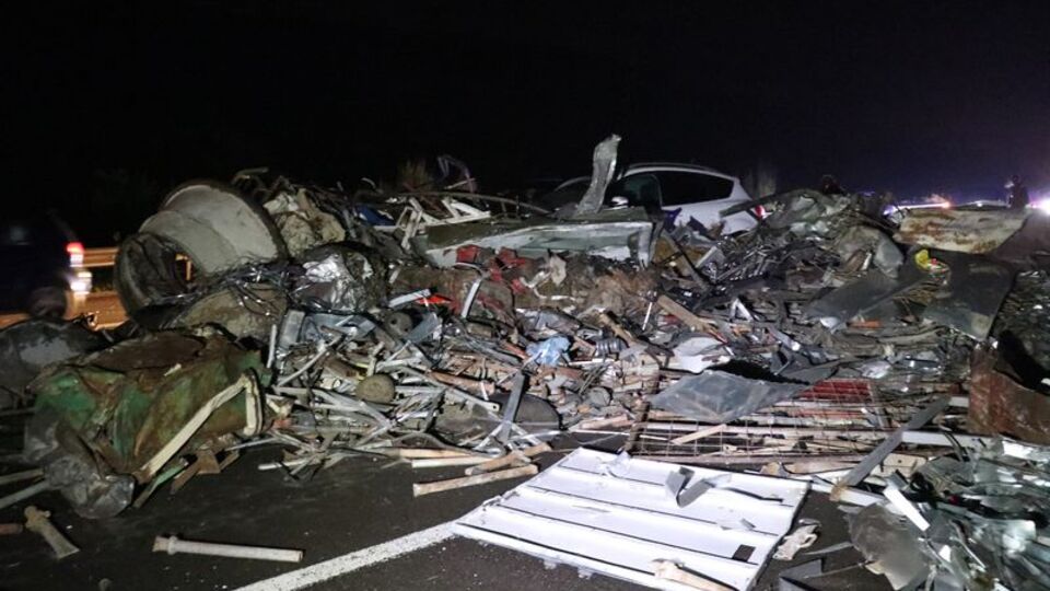 TEM'de TIR devrildi, ortalık savaş alanına döndü