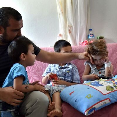 Bağırsağı vücudunun dışında! Minik Nazlı yaşam mücadelesi veriyor