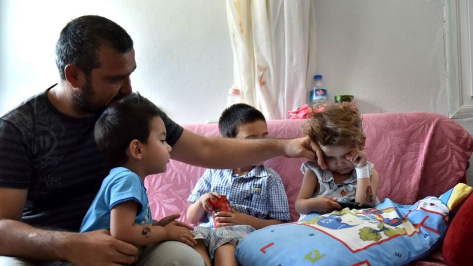 Bağırsağı vücudunun dışında! Minik Nazlı yaşam mücadelesi veriyor