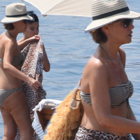 Gülben bikinili yakalandı