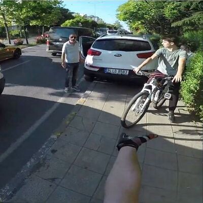 Hatalı parkı uyaran gençlerle tartıştı