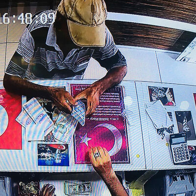 Döviz bürosundan çıktı, 32 bin lirayı havaya saçtı