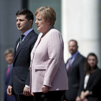 Merkel'den korkutan görüntü! Dakikalarca titredi