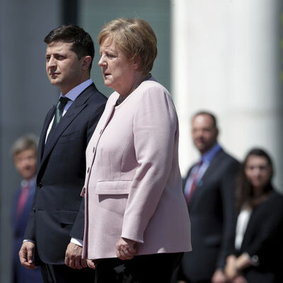 Merkel'den korkutan görüntü! Dakikalarca titredi