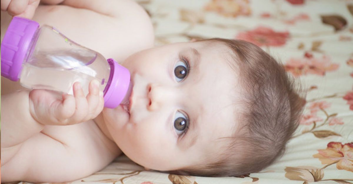Первая вода для новорожденных. Малыш пьет из бутылочки. Малыш с бутылочкой. Бутылочка со смесью. Малыш держит бутылочку.