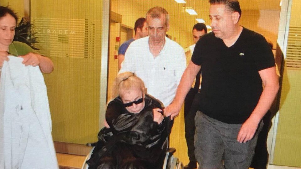 Zerrin Özer hastaneye kaldırıldı