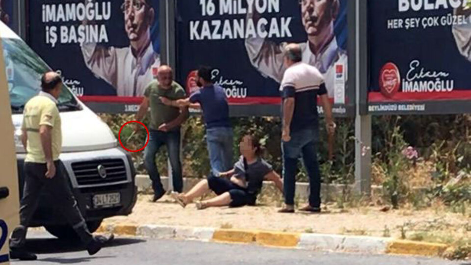 Bıçaklı caniyi mahalleli durdurdu!