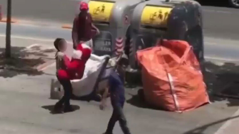 Çöpten çıkan oyuncak sevinci