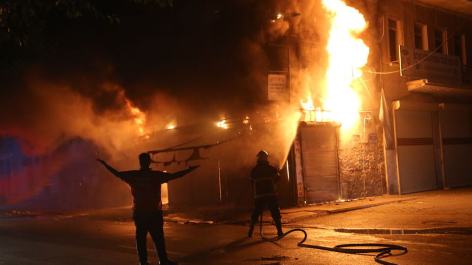 Adana'da iş yeri yangını: 3 araç küle döndü