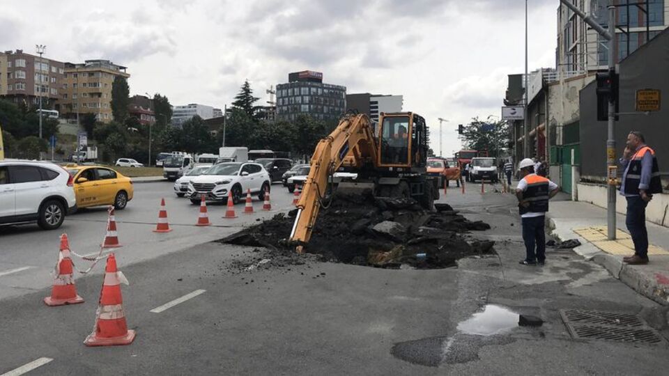 Kağıthane'de yol çöktü!
