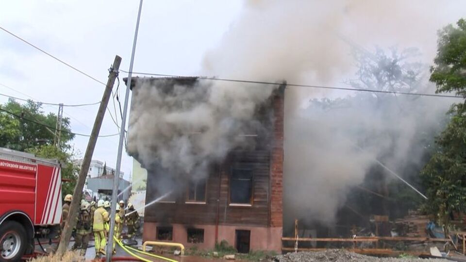 Fatih'te ahşap binada yangın