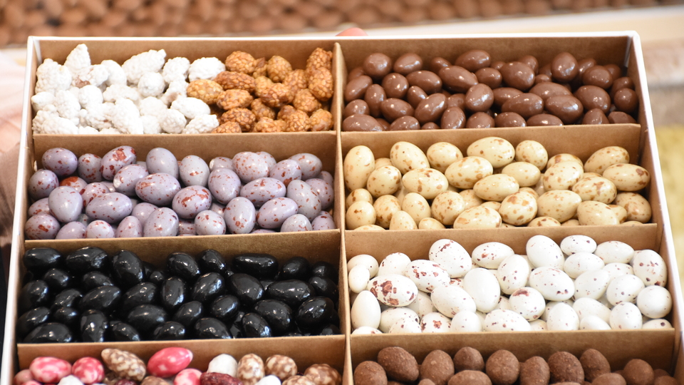 Kayısı çekirdeğinden "şekirdek" yaptı!