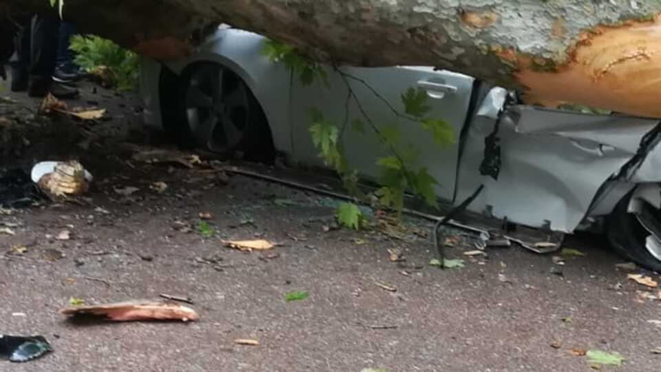 Yıldırım düştü, otomobilin üstüne devrildi!