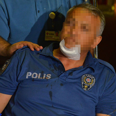 Önce iki kişiyi sonra polisi bıçakladı