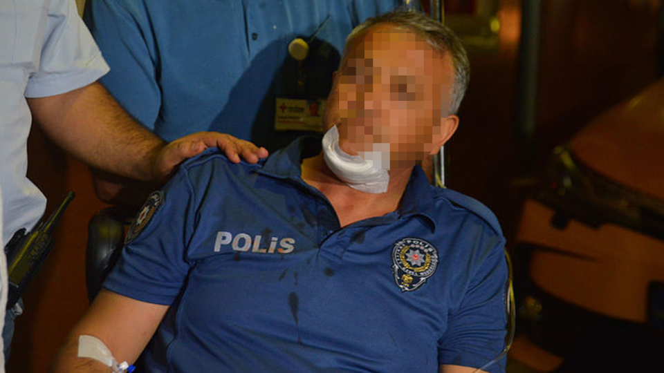 Önce iki kişiyi sonra polisi bıçakladı