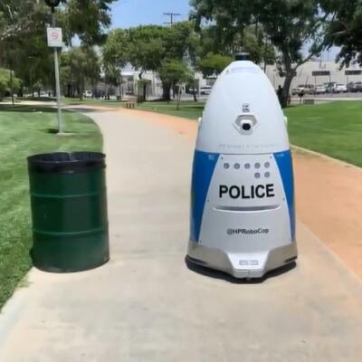 Robot polis ilk devriyesine çıktı