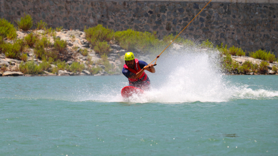 Gölette su kayağı keyfi