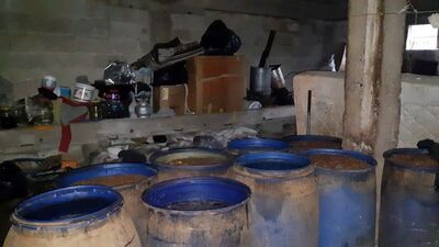 Ahırda sahte içkiye 2 gözaltı