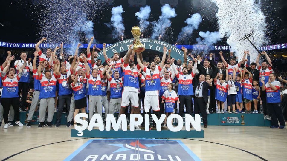 Anadolu Efes 9 yıl sonra şampiyon!