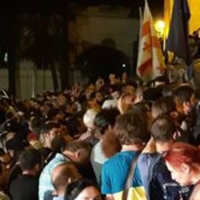 Gürcistan'da eylemciler parlamentoyu kuşattı