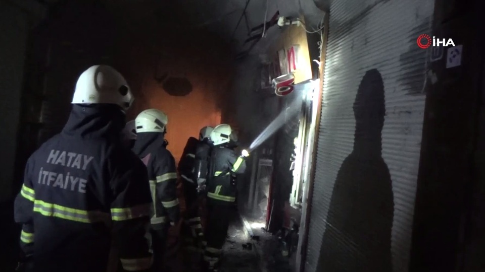 Hatay'da Tarihi Uzun Çarşı'da korkutan yangın