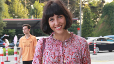 Elbisesi ile dikkat çekti