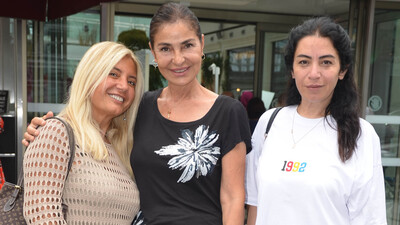 Dostlarıyla alışverişte