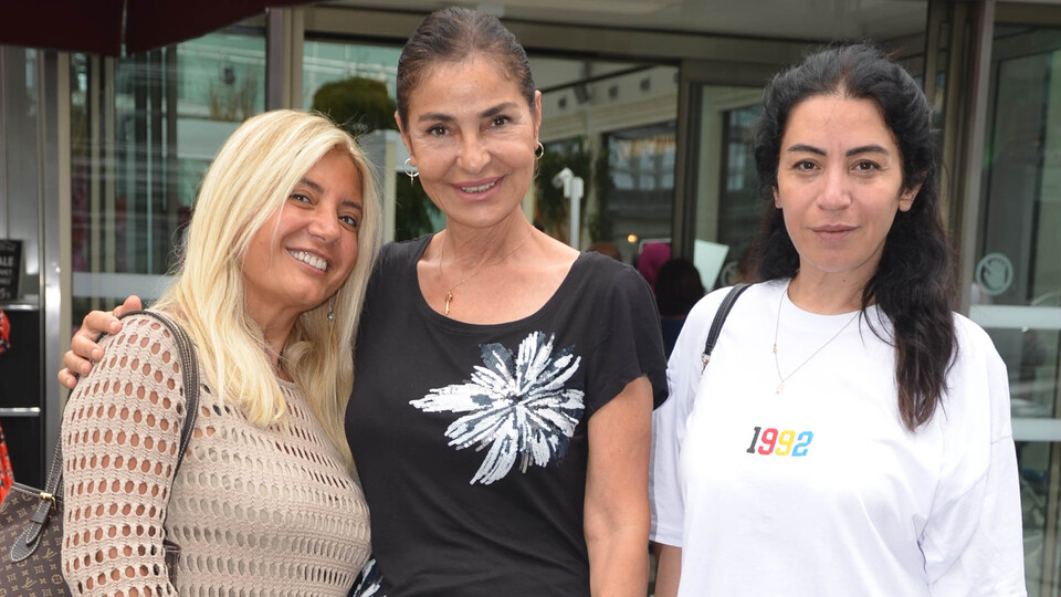 Dostlarıyla alışverişte